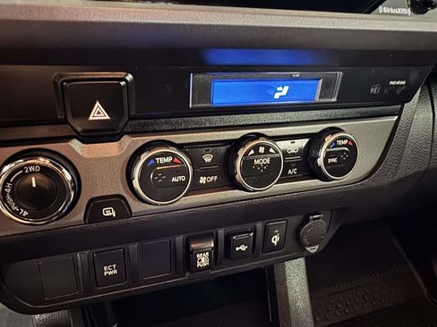Used 2022 Toyota Tacoma TRD Off-Road AWD/4WD image 25