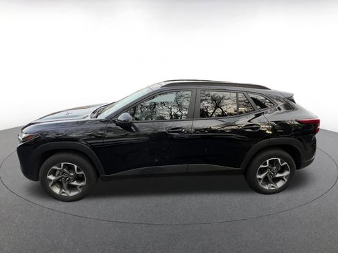 Used 2025 Chevrolet Trax LT w/ LT Convenience Package image 5
