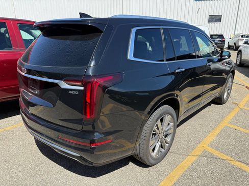 Used 2022 Cadillac XT6 Premium Luxury AWD/4WD image 2