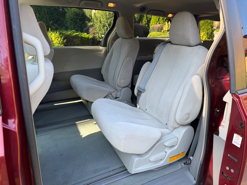 Used 2012 Toyota Sienna LE FWD image 17