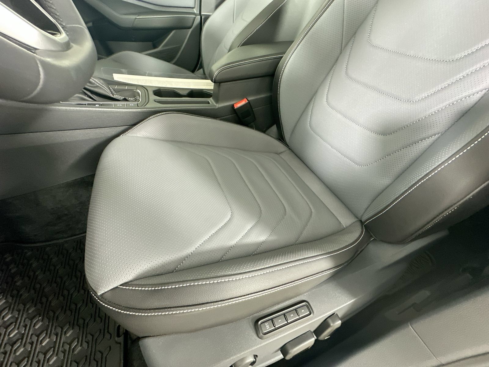 Used 2026 Volkswagen Jetta SEL FWD image 36
