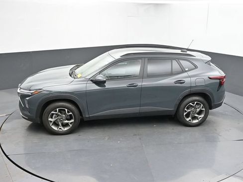 Used 2025 Chevrolet Trax LT FWD image 39