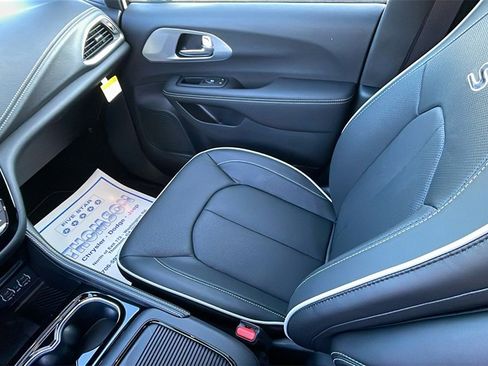 New 2025 Chrysler Pacifica Limited image 14