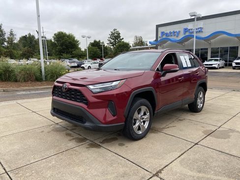 Used 2022 Toyota RAV4 XLE AWD/4WD image 4