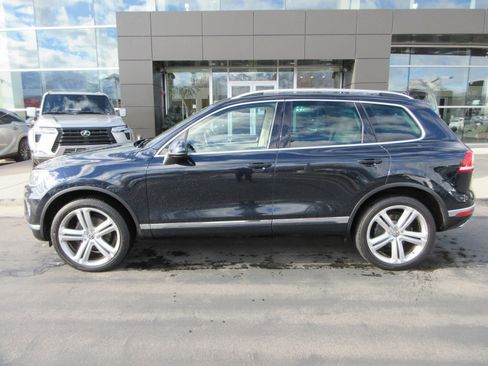 Used 2017 Volkswagen Touareg Executive image 3