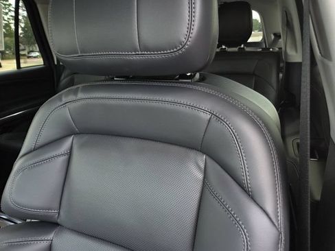 New 2027 Lincoln Navigator Premiere RWD image 13