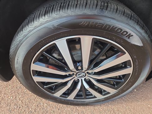 Used 2023 Nissan Pathfinder Platinum image 10