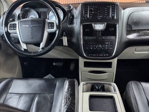 Used 2015 Chrysler Town & Country Touring w/ Driver Convenience Group FWD image 11