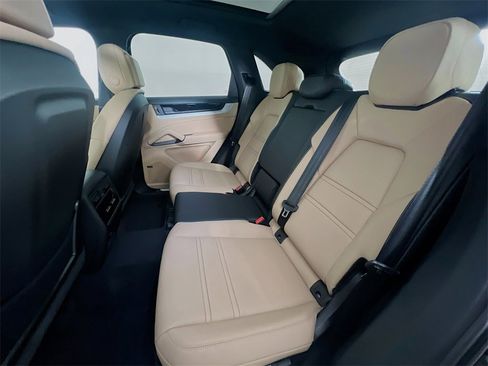 New 2026 Porsche Cayenne Base image 24