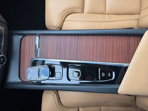 Used 2023 Volvo XC60 T8 Ultimate w/ Climate Package image 34