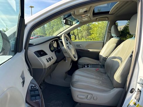 Used 2014 Toyota Sienna XLE FWD image 9