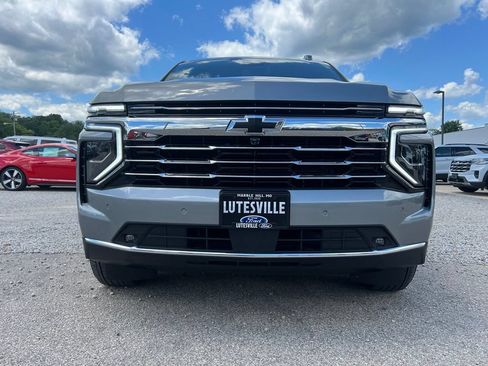 Used 2025 Chevrolet Suburban LT w/ Comfort Package AWD/4WD image 3
