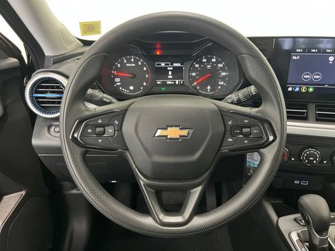 Used 2024 Chevrolet Trax LS w/ LS Convenience Package FWD image 5
