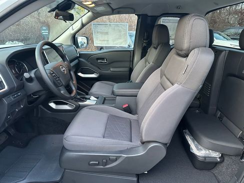 Used 2025 Nissan Frontier SV AWD/4WD image 19