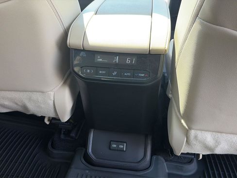 Used 2025 Toyota Highlander XLE AWD/4WD image 26