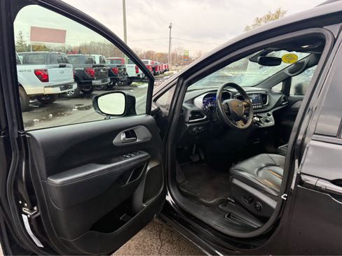 Used 2018 Chrysler Pacifica Touring-L Plus w/ S Appearance Package image 6