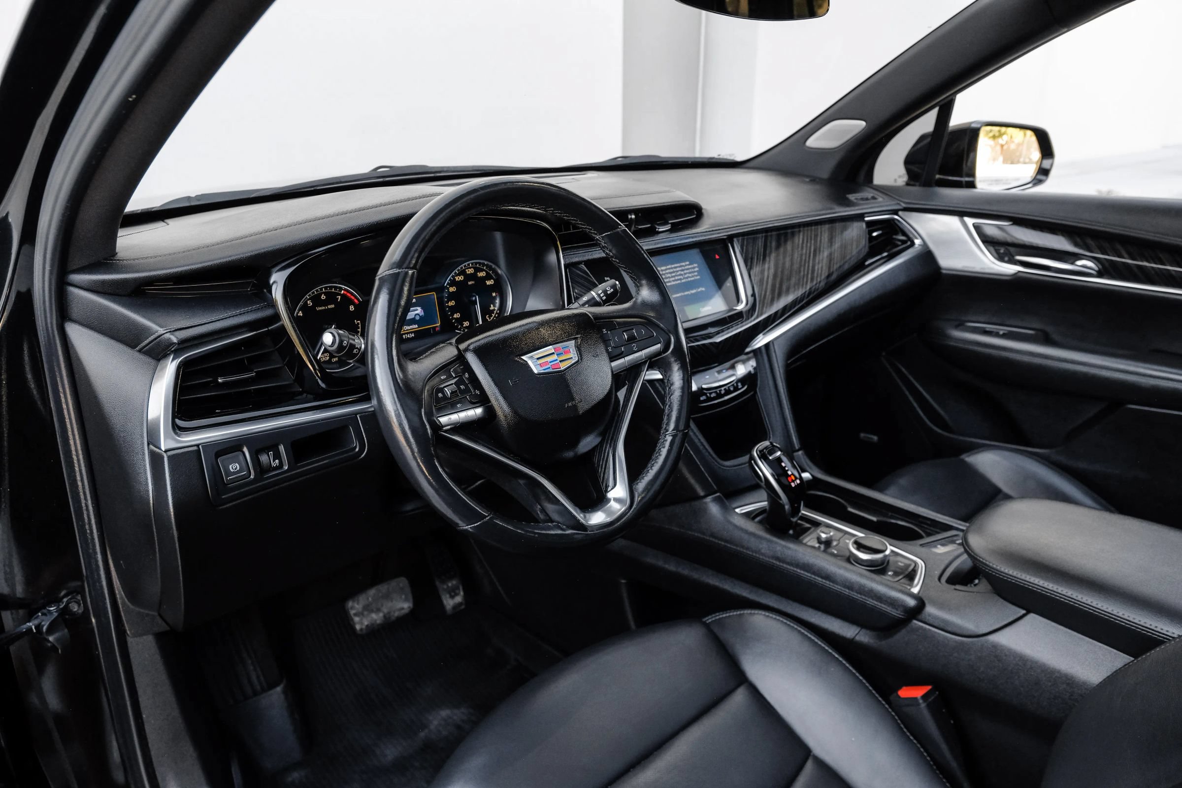 Used 2023 Cadillac XT6 Premium Luxury w/ LPO, Floor Liner Package FWD image 3