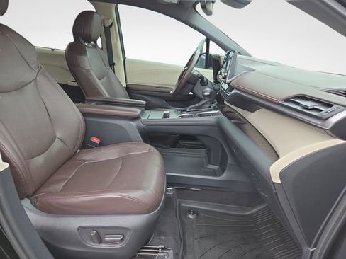Used 2023 Toyota Sienna Platinum AWD/4WD image 34