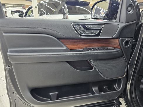 Used 2018 Lincoln Navigator Select w/ Technology Package image 41