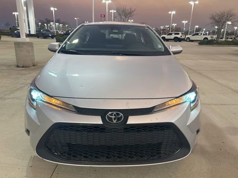 Used 2022 Toyota Corolla LE image 2