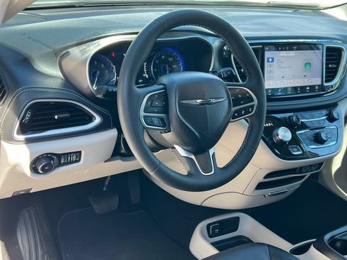 Used 2024 Chrysler Pacifica Touring-L AWD/4WD image 19