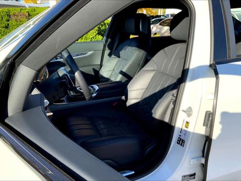 New 2025 BMW 760i xDrive w/ Luxury Rear Seating Package image 9