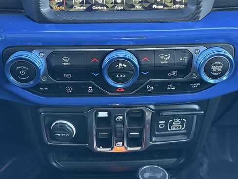 Used 2022 Jeep Wrangler Unlimited Sahara AWD/4WD image 11