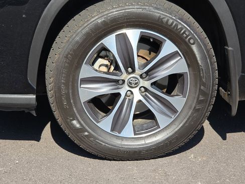 Used 2020 Toyota Highlander XLE image 29