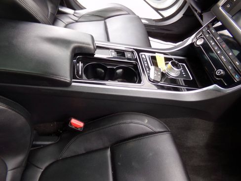 Used 2016 Jaguar XF Premium RWD image 39