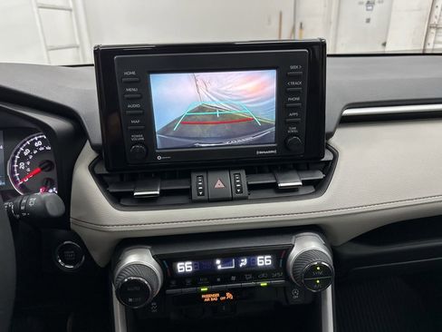Used 2021 Toyota RAV4 XLE Premium image 18