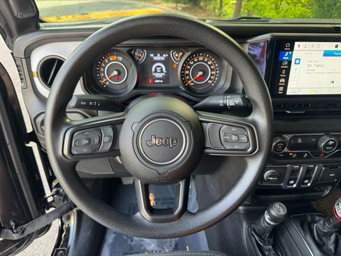 Used 2025 Jeep Wrangler Sport AWD/4WD image 30