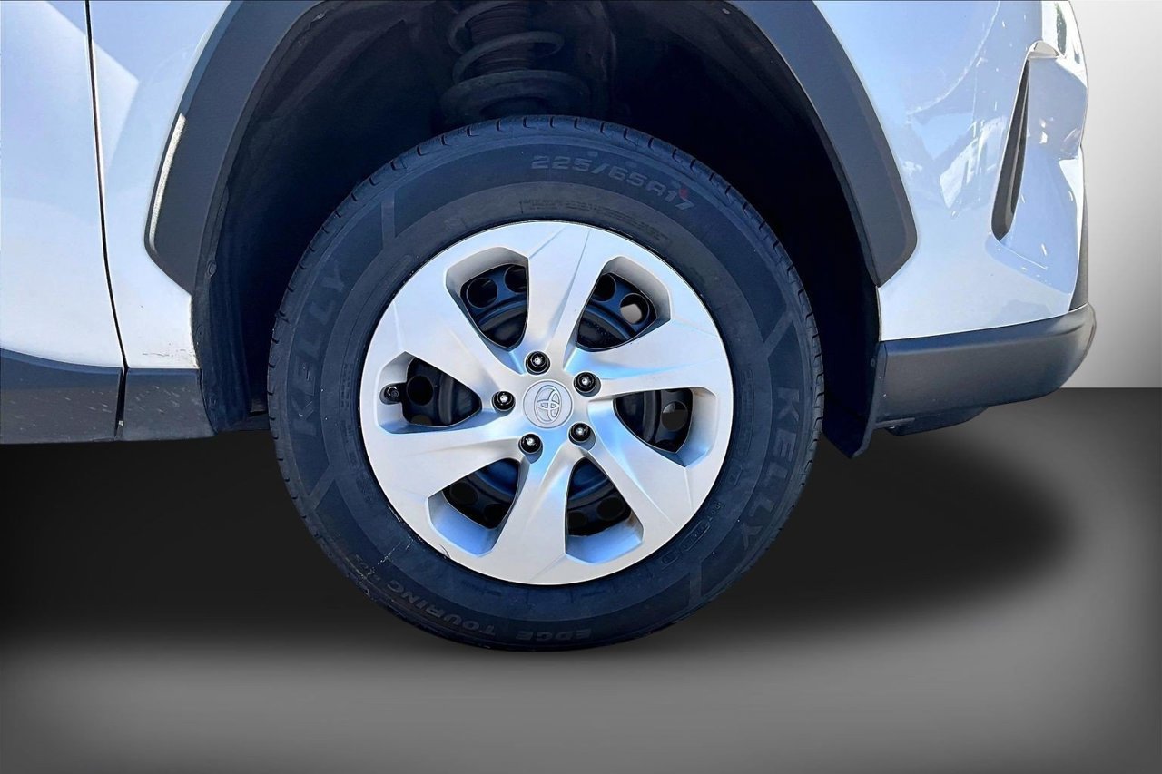 Used 2025 Toyota RAV4 LE FWD image 33