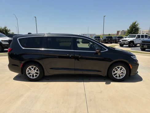 Used 2023 Chrysler Pacifica Touring-L FWD image 6