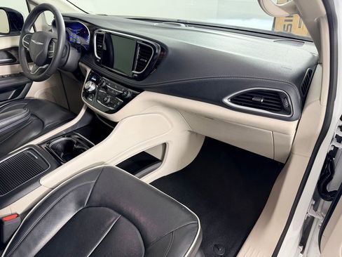 Used 2023 Chrysler Pacifica Limited FWD image 31
