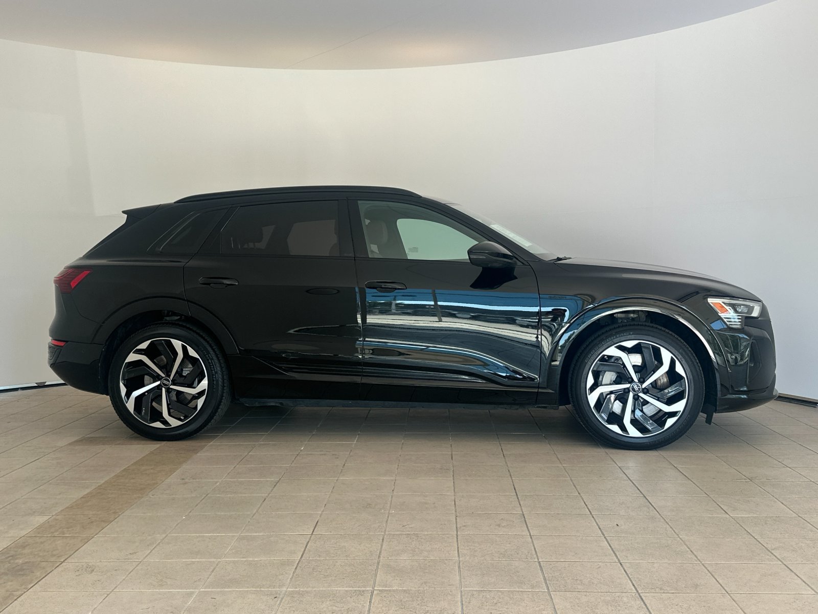 Used 2024 Audi Q8 e-tron Premium Plus w/ Premium Plus Package AWD/4WD image 7