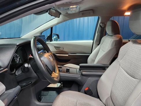 Used 2022 Toyota Sienna LE image 7