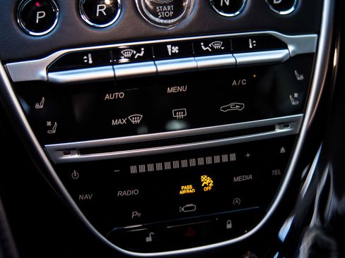 Used 2018 Aston Martin DB11 V12 RWD image 25