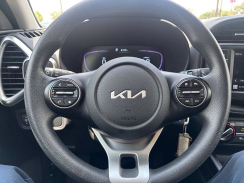Used 2025 Kia Soul LX w/ LX Technology Package FWD image 25
