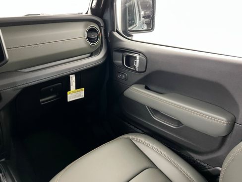 New 2025 Jeep Gladiator Mojave AWD/4WD image 10