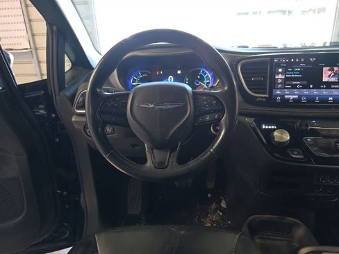 Used 2022 Chrysler Pacifica Touring-L w/ S Appearance Package FWD image 16