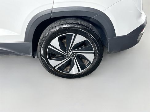 Used 2025 Volkswagen Taos SE image 11