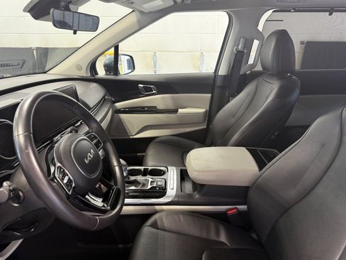 Used 2024 Kia Carnival EX FWD image 19