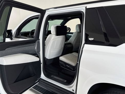 Used 2025 Cadillac Escalade ESV V AWD/4WD image 26