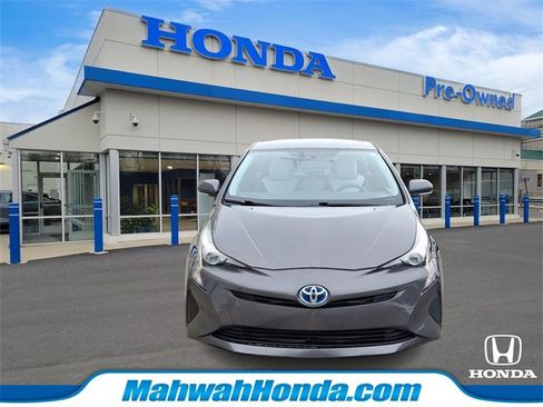 Used 2016 Toyota Prius Four image 2