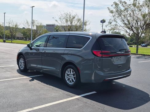 Used 2025 Chrysler Pacifica Select FWD image 5