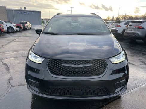 Used 2025 Chrysler Pacifica Limited image 29