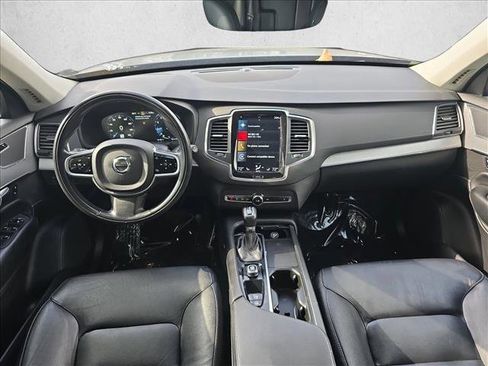 Used 2022 Volvo XC90 T5 Momentum w/ Climate Package image 9