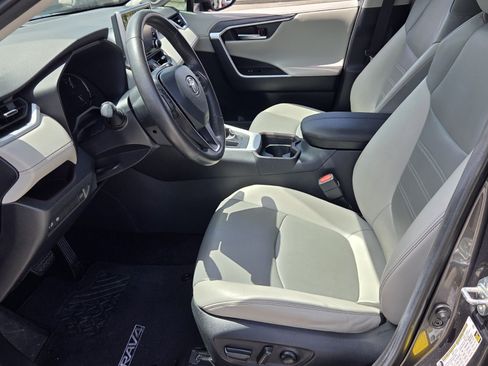 Used 2020 Toyota RAV4 Limited FWD image 4