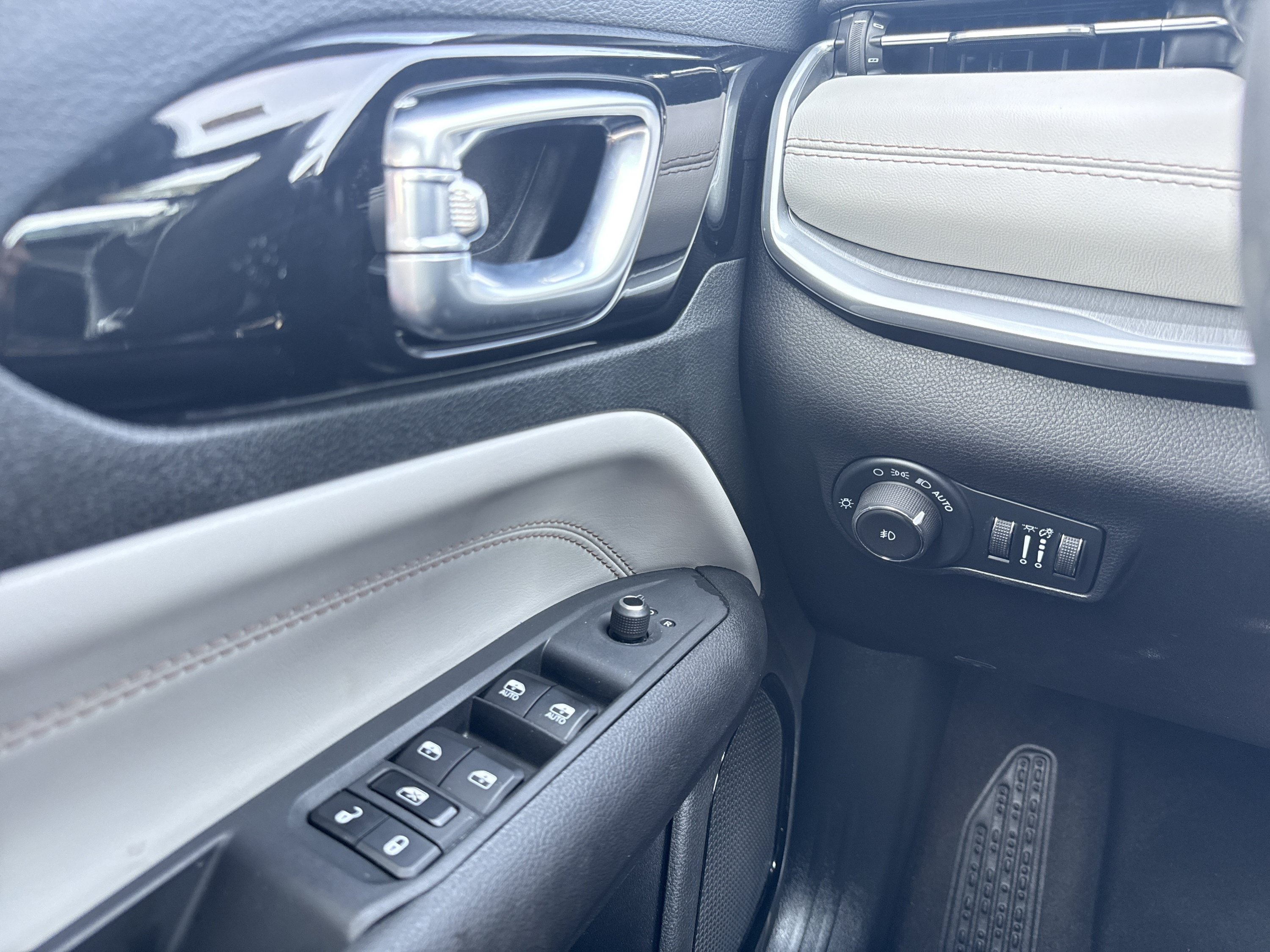 Used 2025 Jeep Compass Limited AWD/4WD image 12
