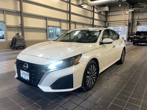 Used 2024 Nissan Altima 2.5 SV w/ SV Premium Package image 3